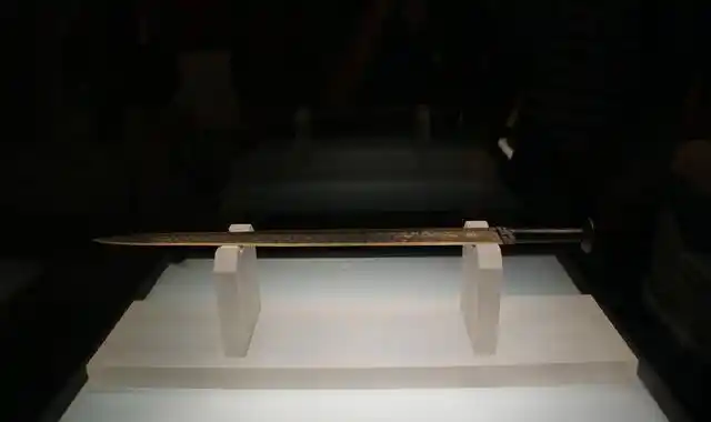 比如说关云长的青龙偃月刀重达82公斤,李元霸用320斤的锤啦,鲁智深用