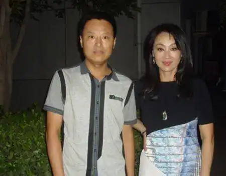 丈夫是青梅竹马,相识于文工团,曾经在1987年,王姬去了美国后,高峰因为