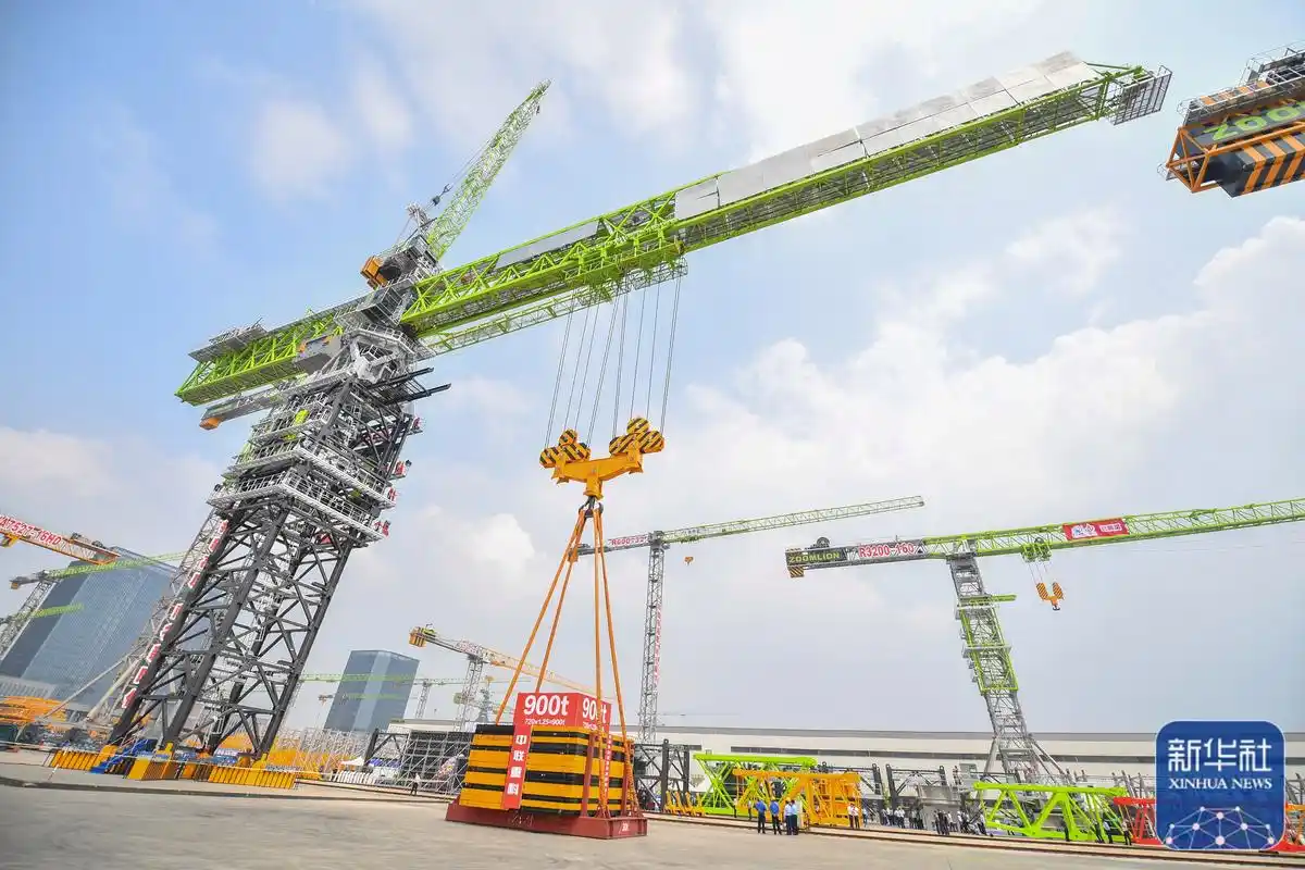 最大起重量720吨塔式起重机在湖南常德下线并交付