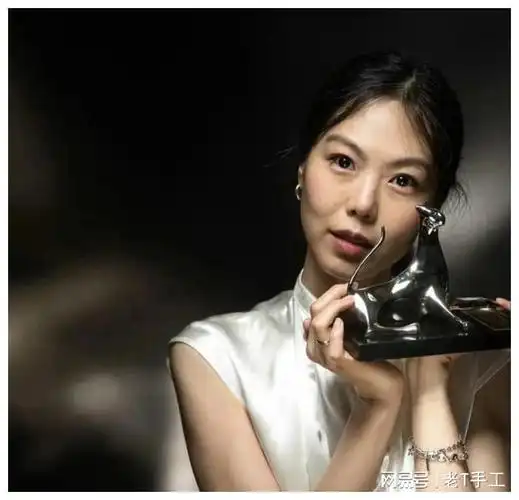 金敏喜凭借洪常秀新作再获影后,网友:和老头在一起她老的很快