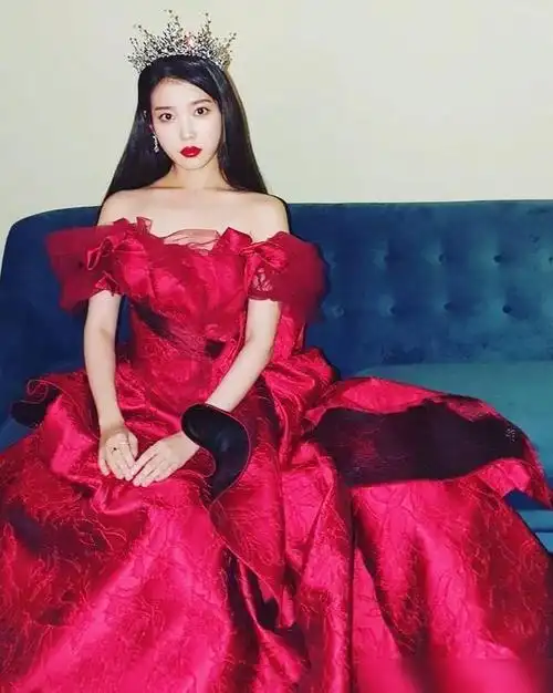 iu最新拍摄花絮穿红色礼服戴王冠又美又仙真正的美丽动人