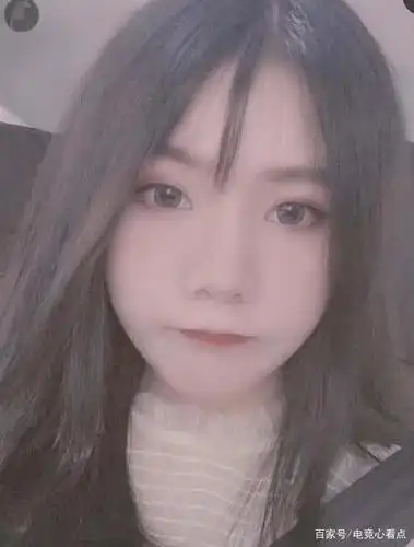 小团团自证不是坦克,再晒照片,网友:婴儿肥有点可爱!