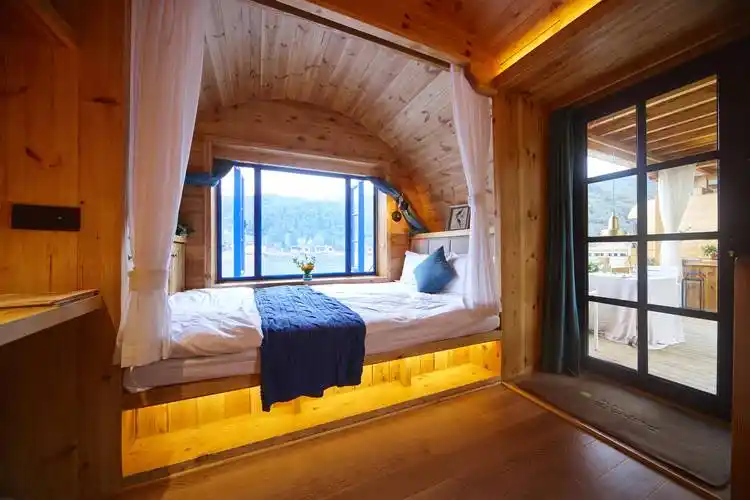 情侣民宿住进被浪漫微醺的红酒桶里