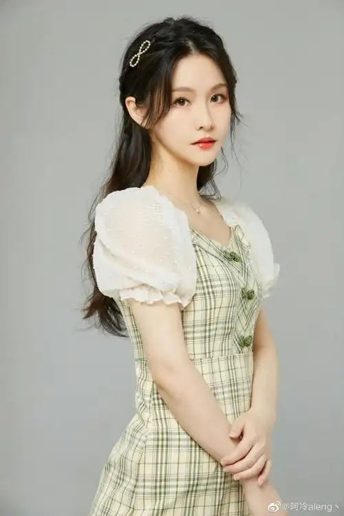 土豪闹的不愉快博得了很多水友的喜欢翻唱的一些古风歌曲用清冷的外表