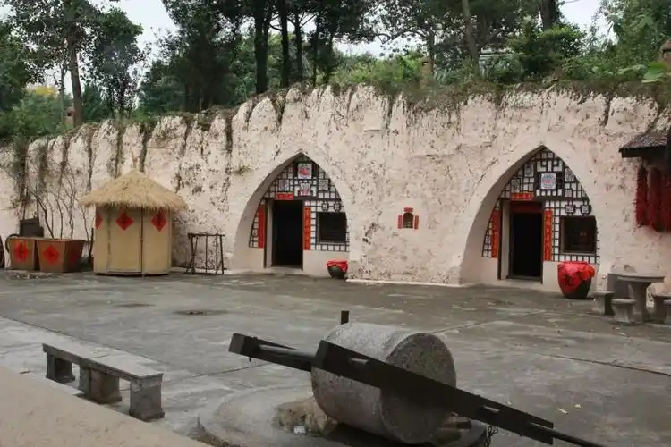 你们住的是窑洞嘛?你们那儿是不是天天吃牛肉拉面呀?