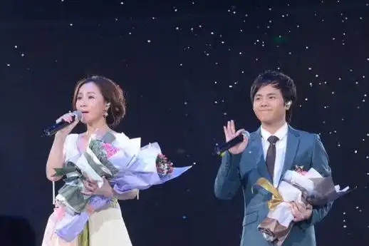 郑源在歌手里的地位(正当红时毅然退圈)(13)