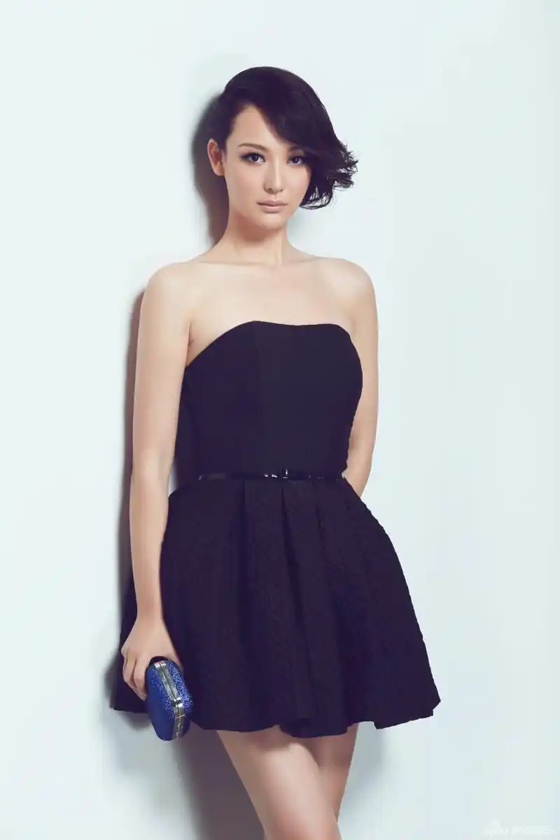 新浪娱乐讯 杨舒曝光一组写真大片,照片中杨舒身着一袭黑色礼裙,搭配