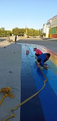 地面彩绘新构想 巧手扮靓美校园—— 巴里坤县一中校园地面文化新创意