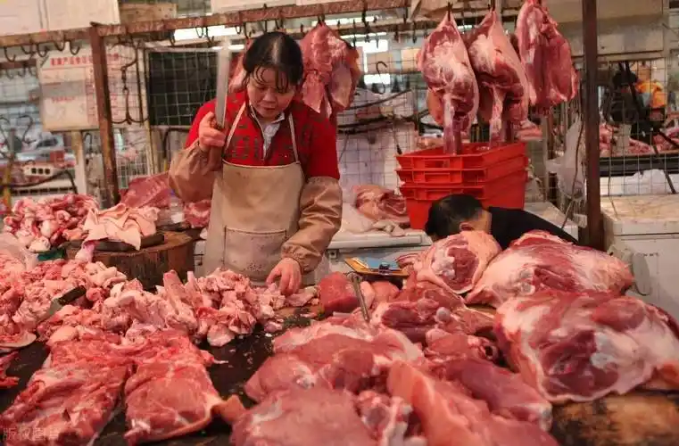 肉摊为啥老是用抹布擦猪肉肉贩无意说漏嘴原来背后真有猫腻