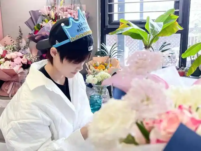 李宇春晒独特生日庆生礼 别出心裁的祝福让人"酒不醉而人自醉"_卡通