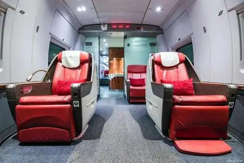 建议选一等座或商务座,该车型二等座横向位置较窄(相对于和谐号crh2型
