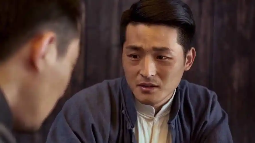 李三枪:伙计挂出的牌子,让偷窥的二人很是疑惑,这是什么情况-影视综