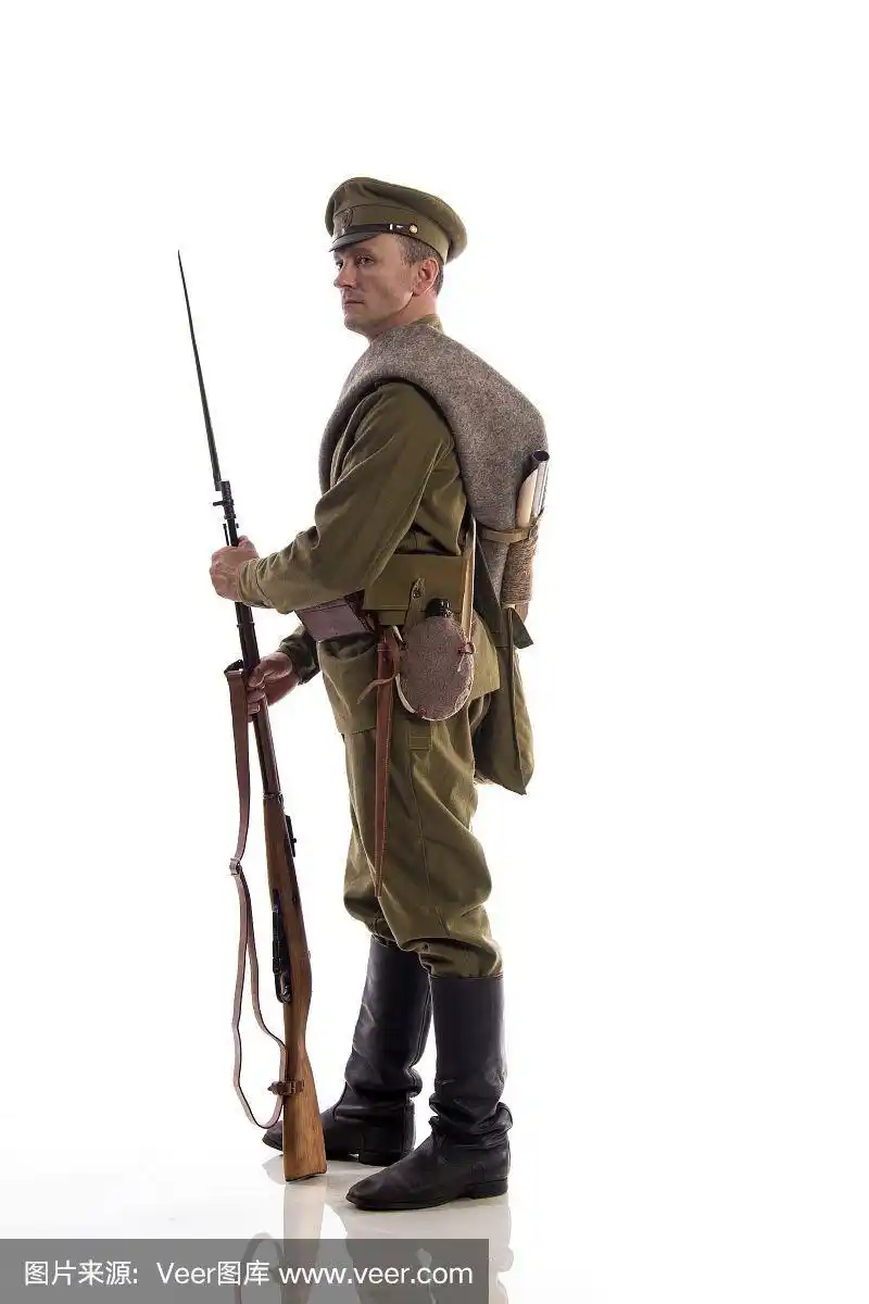 第一次世界大战期间,一名普通俄罗斯士兵在白色背景下摆姿势的男演员
