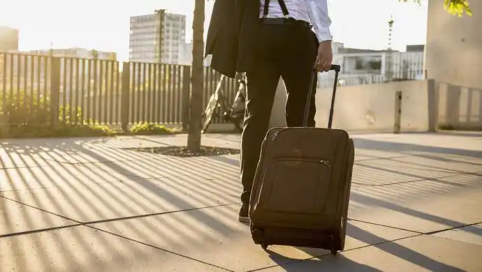 公职人员平时出差, 该怎么向接待单位 交纳伙食费和交通费?