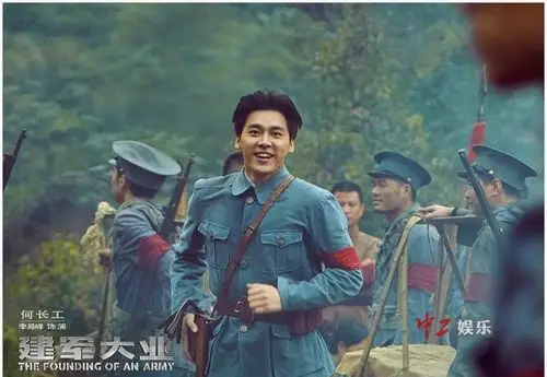 致敬峥嵘岁月李易峰建军大业戏里戏外获赞誉