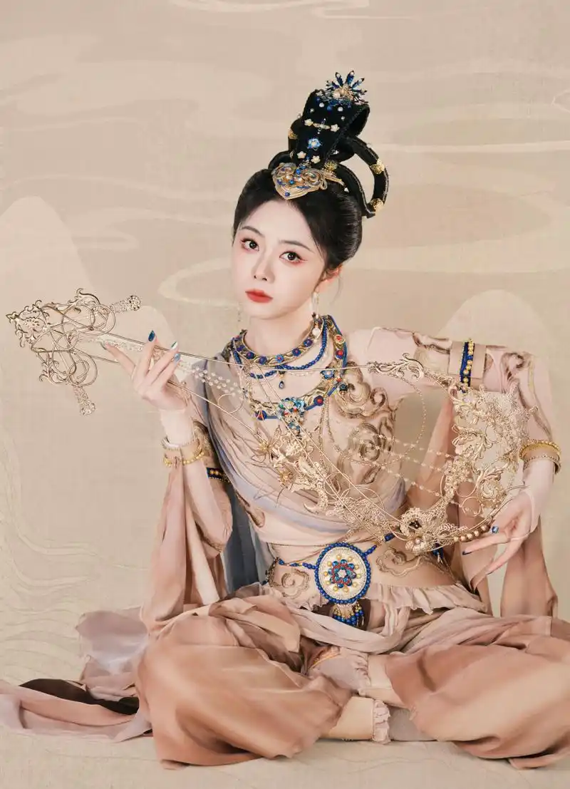 湖南卫视春晚,谭松韵胡姬妆造太好看了, 翩翩长袖舞起大唐风韵,釉下