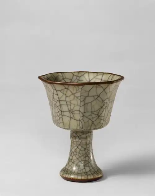 成化仿哥釉八方高足杯   仿 哥窑八方高足杯,杯高9.