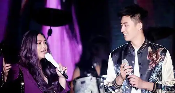 他16岁辍学打工,半路出道爆红,因在内娱"服兵役",被央视点名