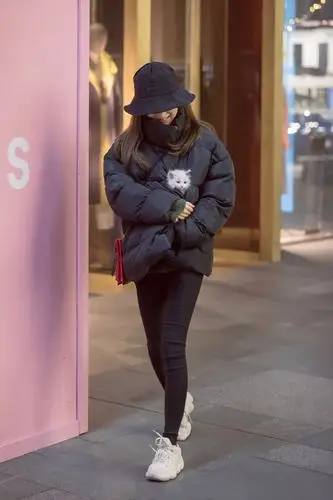 街拍冬日街头的美女,优雅可人的穿搭亮眼十足,值得你学习一下!