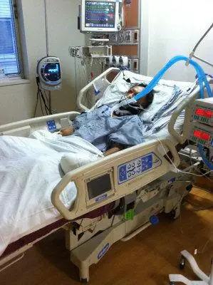 自家门口遭西语裔围殴 纽约六旬华裔重伤昏迷(图)