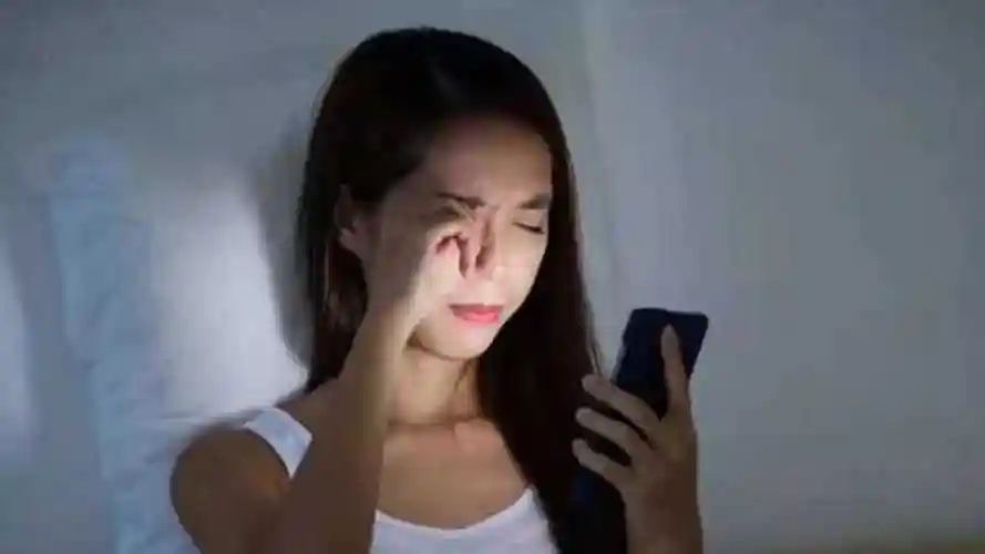 长时间看手机眼睛不舒服教你一个小妙招搓热双手捂缓解眼疲劳管用