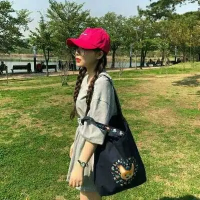 戴帽子女生头像