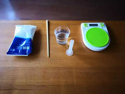 今天我做的第一个小实验是,100毫升水能溶解多少盐