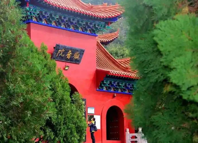 新泰新甫山邀英雄们免费游!_景区