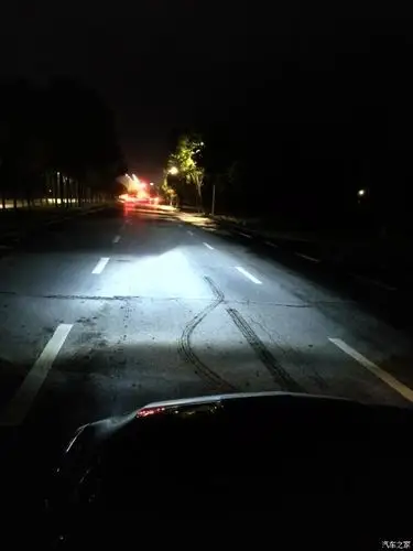 近光灯左侧有阴影