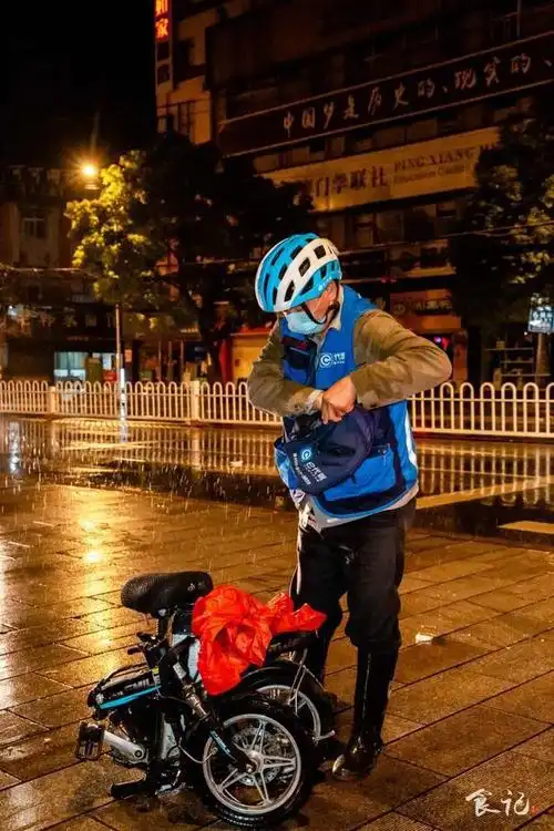凌晨4点雨夜下的e代驾师傅靠双手挣钱踏实