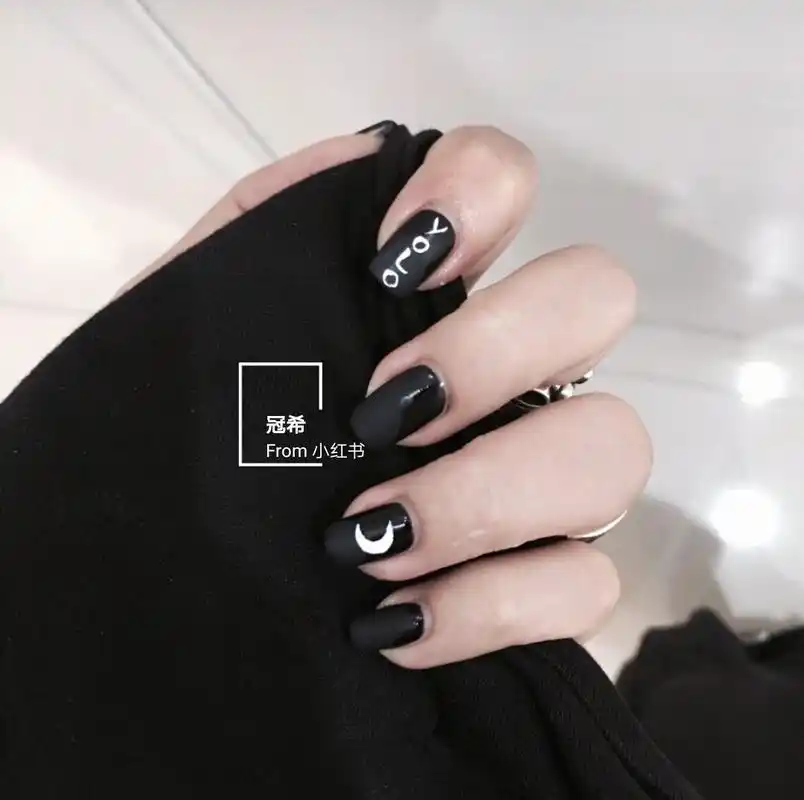 黑色系磨砂美甲 超酷炫又显白的黑色系~万年不过时~ biu——ins风