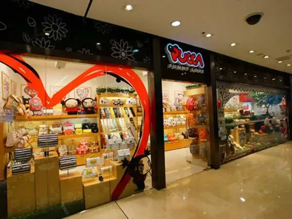 中国娃娃品牌店面形象设计_中国娃娃女装专卖店橱窗陈列展示【实图】