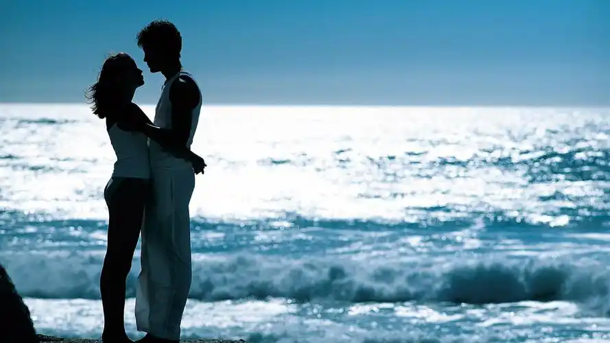 爱秀恩爱的情侣