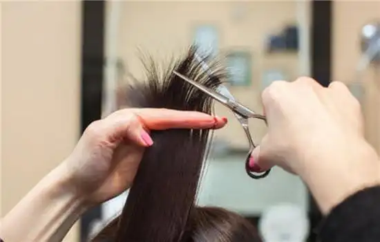 在额头部位束紧,然后用剪子把头发剪齐,这样再放下来的时候头发就是