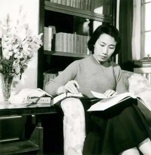 一个人只是潜心唱戏,很难把一个剧种带到她的高度,为什么袁雪芬能做到