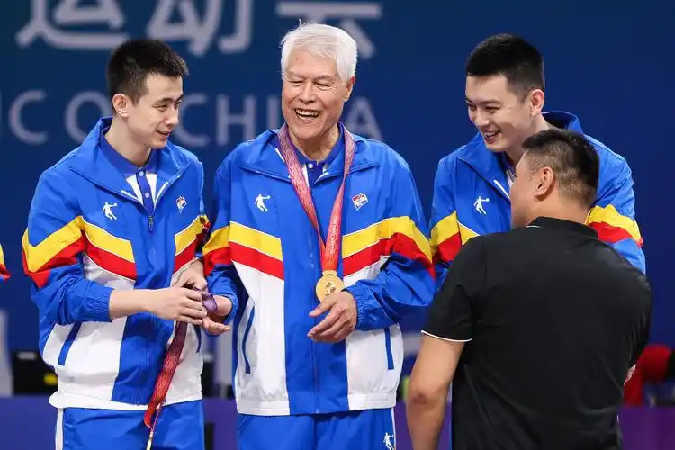 蒋兴权(深一度|白发苍苍的蒋兴权举起冠军王鼎,弟子杨鸣谢师报恩)