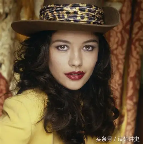 经典美人凯瑟琳泽塔琼斯年轻时的老照片