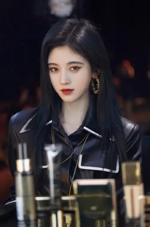 鞠婧祎酷美皮衣品牌活动图片39