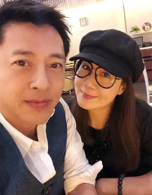 吕颂贤夫妇团聚,一起吃雪糕太恩爱,相恋27年不生娃_腾讯新闻