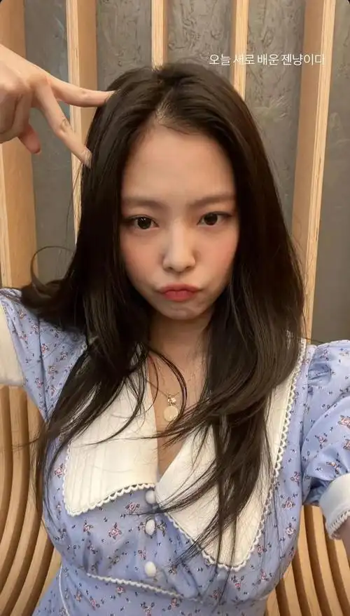 blackpinkjennie穿着连衣裙的迪士尼公主萌萌哒的可爱自拍