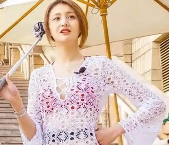 郑爽录综艺节目最大胆的一次,穿渔网泳装出镜,老外都回头欣赏