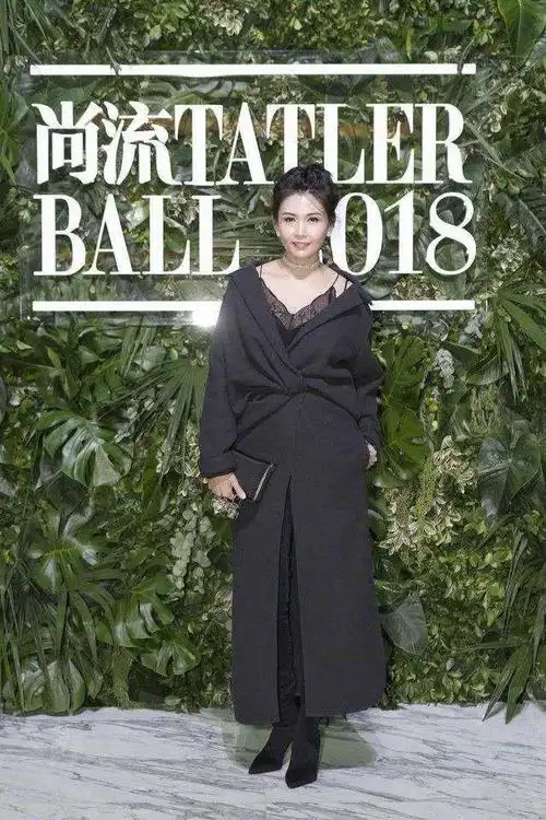 邱淑贞真低调,黑色连衣裙高贵优雅,不愧是不老女神,太有魅力了