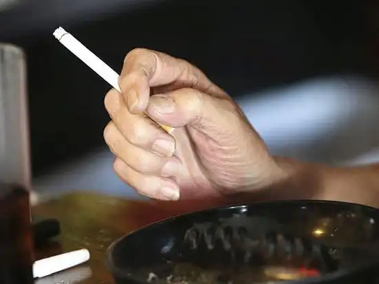 酗酒抽烟的要注意了,烟酒会让人更显老