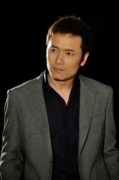 苗侨伟 "三哥"苗侨伟和黄日华一般也是无线五虎之一,1982年便于老婆