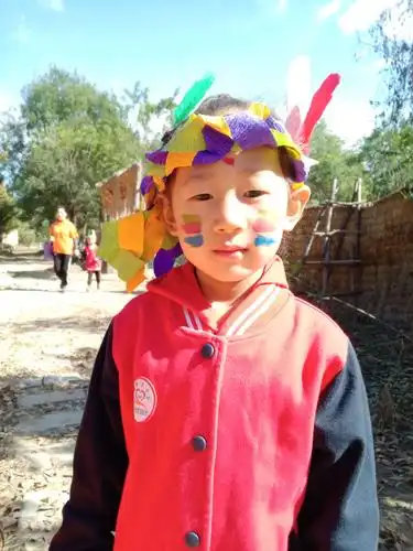 刚走完的稻草迷宫,孩子们化妆成小印第安人,画上迷彩,穿越迷宫,探索新