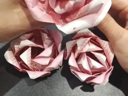 纸币折玫瑰花只需六步简单折法_100元折玫瑰花图解_100元折花最简单