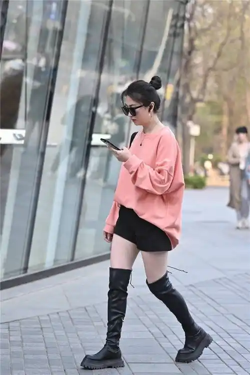 时尚美女搭配过膝靴,可以搭配出很好看的风格,穿出精致的风格_款式