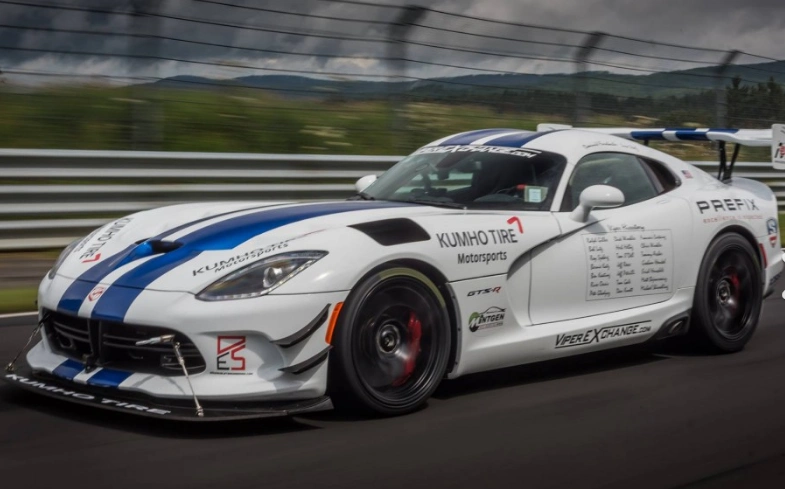 道奇蝰蛇acr跑车在纽北赛道刷出70345圈速