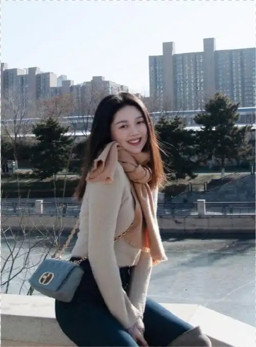 原创网红晚晚登北京电视台失去滤镜后原形毕露发型凌乱脸部浮肿被质疑