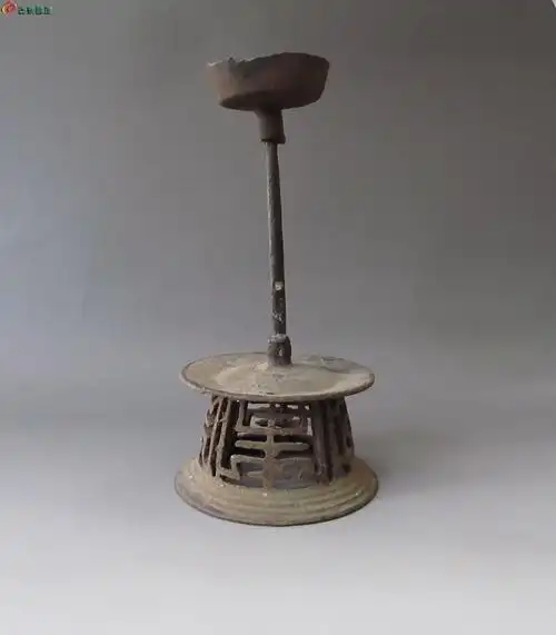 清代微型镂空寿字纹铁灯